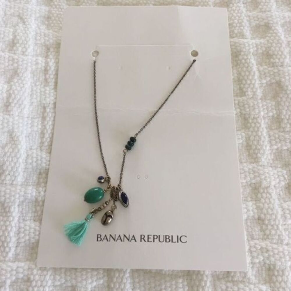 Banana republic green necklace dripping accents